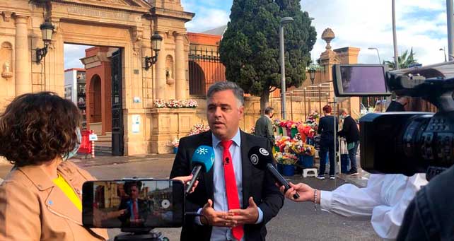 Antonio Ruano en la puerta del cementerio