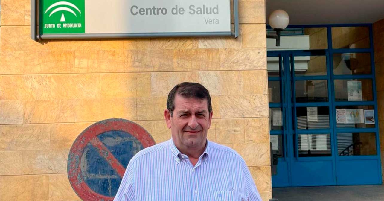 Martín Gerez frente al centro de salud