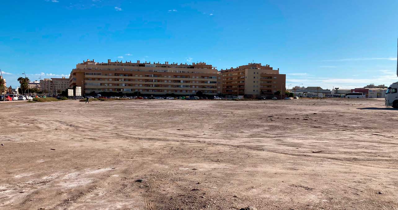 Parcela-frente-al-Gran-Plaza-de-Roquetas-de-Mar