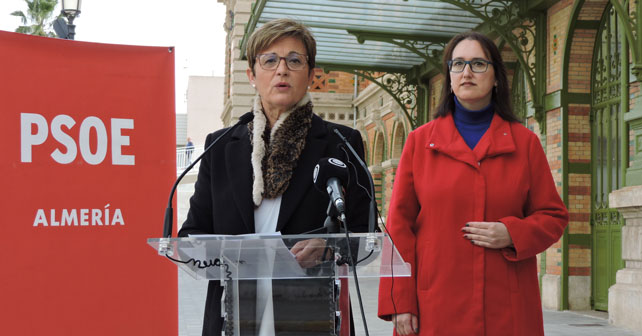 La portavoz del PSOE en el Ayuntamiento de Almería, Adriana Valverde, Junto a la concejala Lidia Compadre
