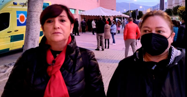 La portavoz del PSOE en el Ayuntamiento de El Ejido, Maribel Carrión, junto a la concejala Carmen Álamo