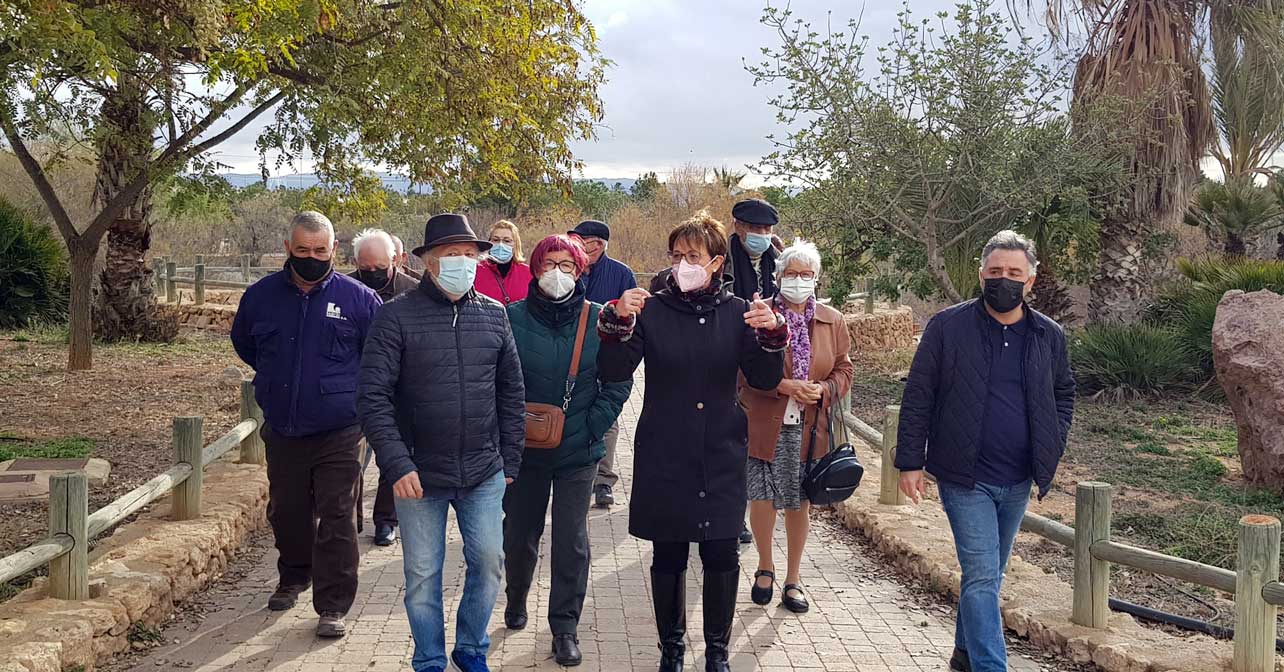 Adriana Valverde con vecinos de El Boticario