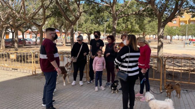 220412 Jorge Alcalá junto a vecinos propietarios de mascotas en Ejido Norte (2)