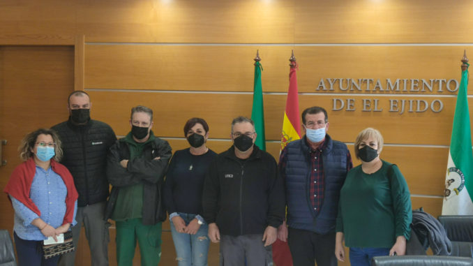 José Miguel Alarcón y Maribel Carrión junto al comité de empresa de Copisi durante en el encuentro en el Ayuntamiento ejidense