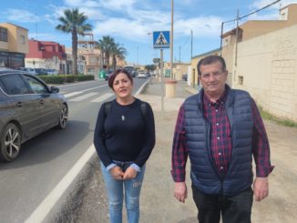 Los concejales socialistas Maribel Carrión y José Miguel Alarcón en la carretera de La Mojonera a su paso por Las Norias.