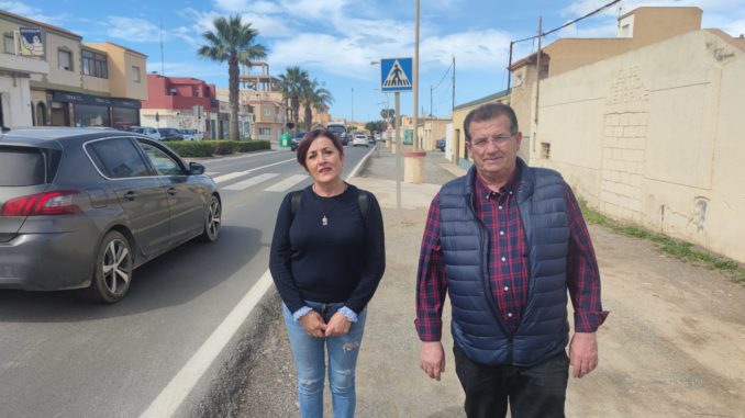 Los concejales socialistas Maribel Carrión y José Miguel Alarcón en la carretera de La Mojonera a su paso por Las Norias.