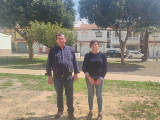 Los concejales socialistas José Miguel Alarcón y Maribel Carrión sobre el espacio municipal que podría albergar el futuro centro de día para mayores en Las Palmeras