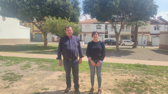 Los concejales socialistas José Miguel Alarcón y Maribel Carrión sobre el espacio municipal que podría albergar el futuro centro de día para mayores en Las Palmeras
