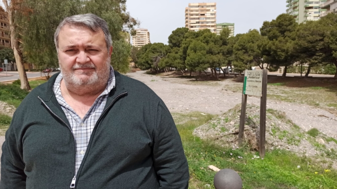 220426 Foto PSOE Manolo García en la Rambla de San Antonio, de Aguadulce