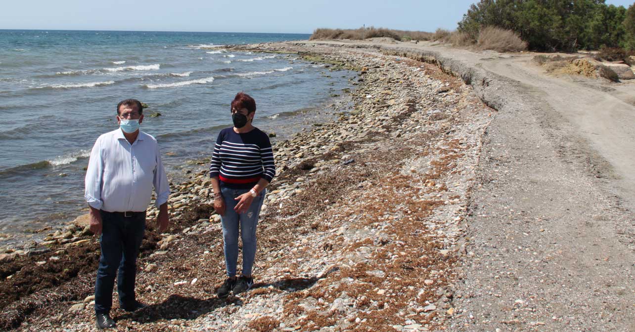 El-secretario-general-del-PSOE-de-El-Ejido-y-concejal,-junto-a-la-portavoz-socialista-en-la-playa-de-Guardias-Viejas