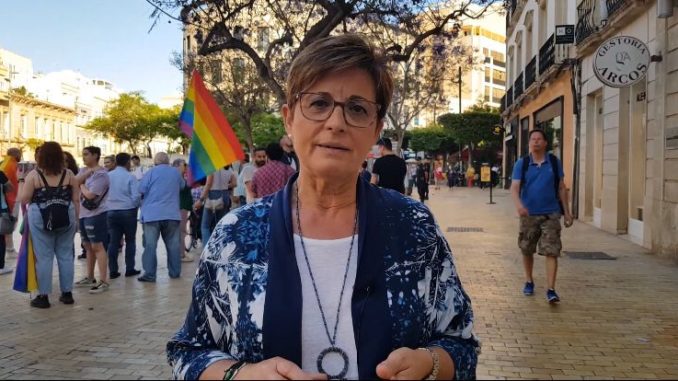 Adriana Valverde en concentración LGTBI