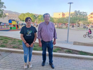 Los concejales socialistas Maribel Carrión y José Miguel Alarcón en la Plaza Cabriles en La Loma de la Mezquita