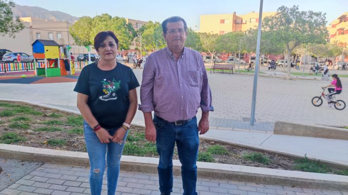 Los concejales socialistas Maribel Carrión y José Miguel Alarcón en la Plaza Cabriles en La Loma de la Mezquita