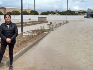 Maribel Carrión junto al parque de Las Norias completamente inundado (1)