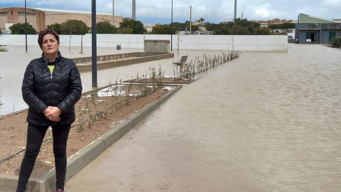 Maribel Carrión junto al parque de Las Norias completamente inundado (1)