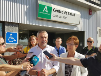 Juan Antonio Lorenzo atiende a los medios de comunicación