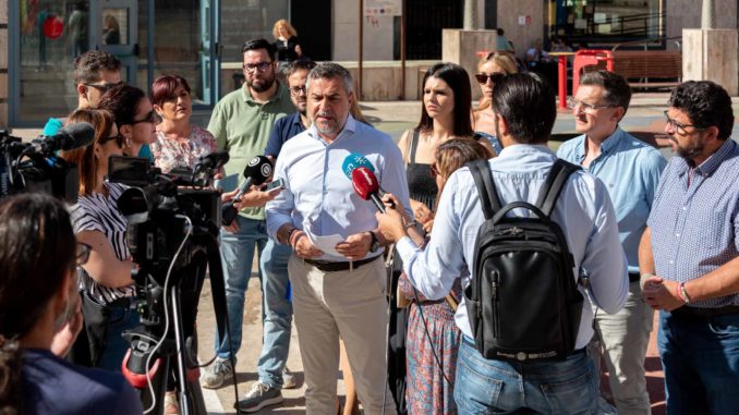 Juan Antonio Lorenzo Cazorla atiende a los medios de comunicación