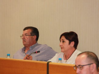 Los concejales socialistas José Miguel Alarcón y Maribel Carrión en el Pleno