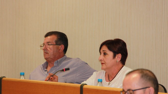 Los concejales socialistas José Miguel Alarcón y Maribel Carrión en el Pleno