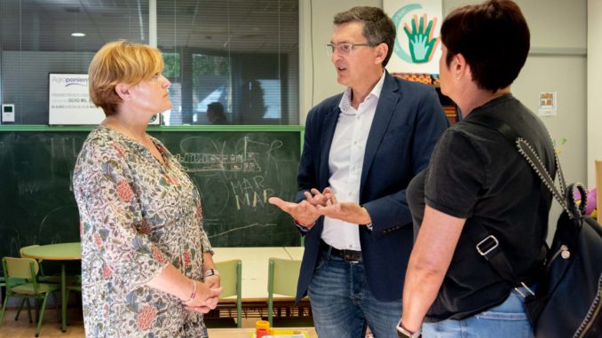 José Luis Sánchez Teruel y Maribel Carrión (derecha) en la sede de la asociación Soy Especial. Y qué?