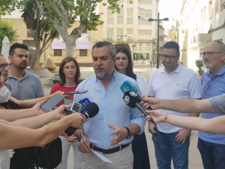 Juan Antonio Lorenzo atiende a los medios de comunicación