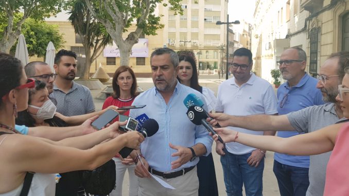 Juan Antonio Lorenzo atiende a los medios de comunicación