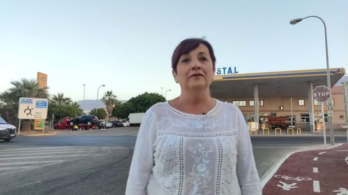 220629 La portavoz socialista, Maribel Carrión, junto al cruce de Ejido Oeste