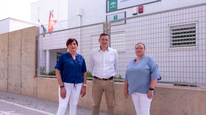 La portavoz del PSOE en el Ayuntamiento de El Ejido, Maribel Carrión, el Parlamentario andaluz, José Luis Sánchez Teruel y la concejala de El Ejido, Mari Carmen Álamo