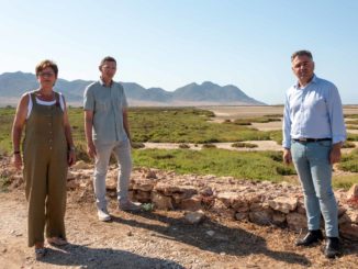 Adriana Valverde, José Luis Sánchez Teruel y Antonio Ruano en las Salinas de Cabo de Gata