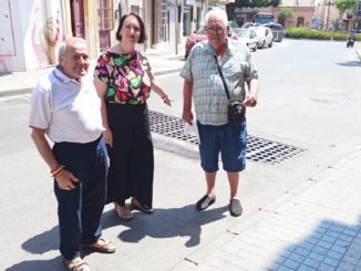 Lidia Compadre con vecinos en la calle Fuentecica, en El Quemadero