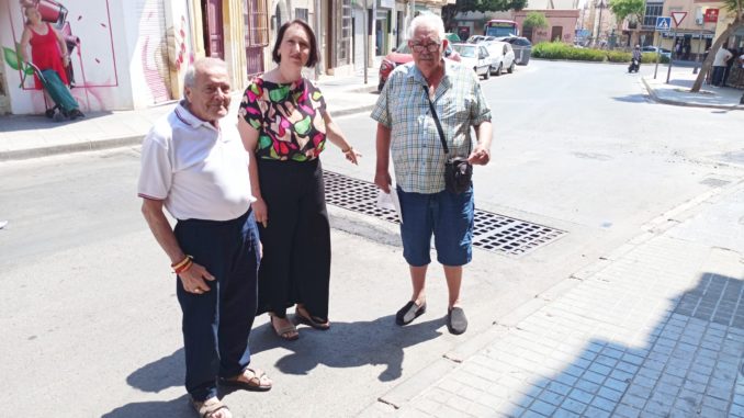 Lidia Compadre con vecinos en la calle Fuentecica, en El Quemadero