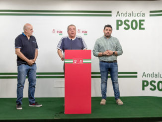 El Alcalde de Alhabia, José Núñez en rueda de prensa, junto al diputado provincial, Antonio Gutiérrez, y el portavoz del PSOE en la Diputación Provincial, Juan Manuel Ruiz