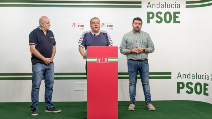 El Alcalde de Alhabia, José Núñez en rueda de prensa, junto al diputado provincial, Antonio Gutiérrez, y el portavoz del PSOE en la Diputación Provincial, Juan Manuel Ruiz