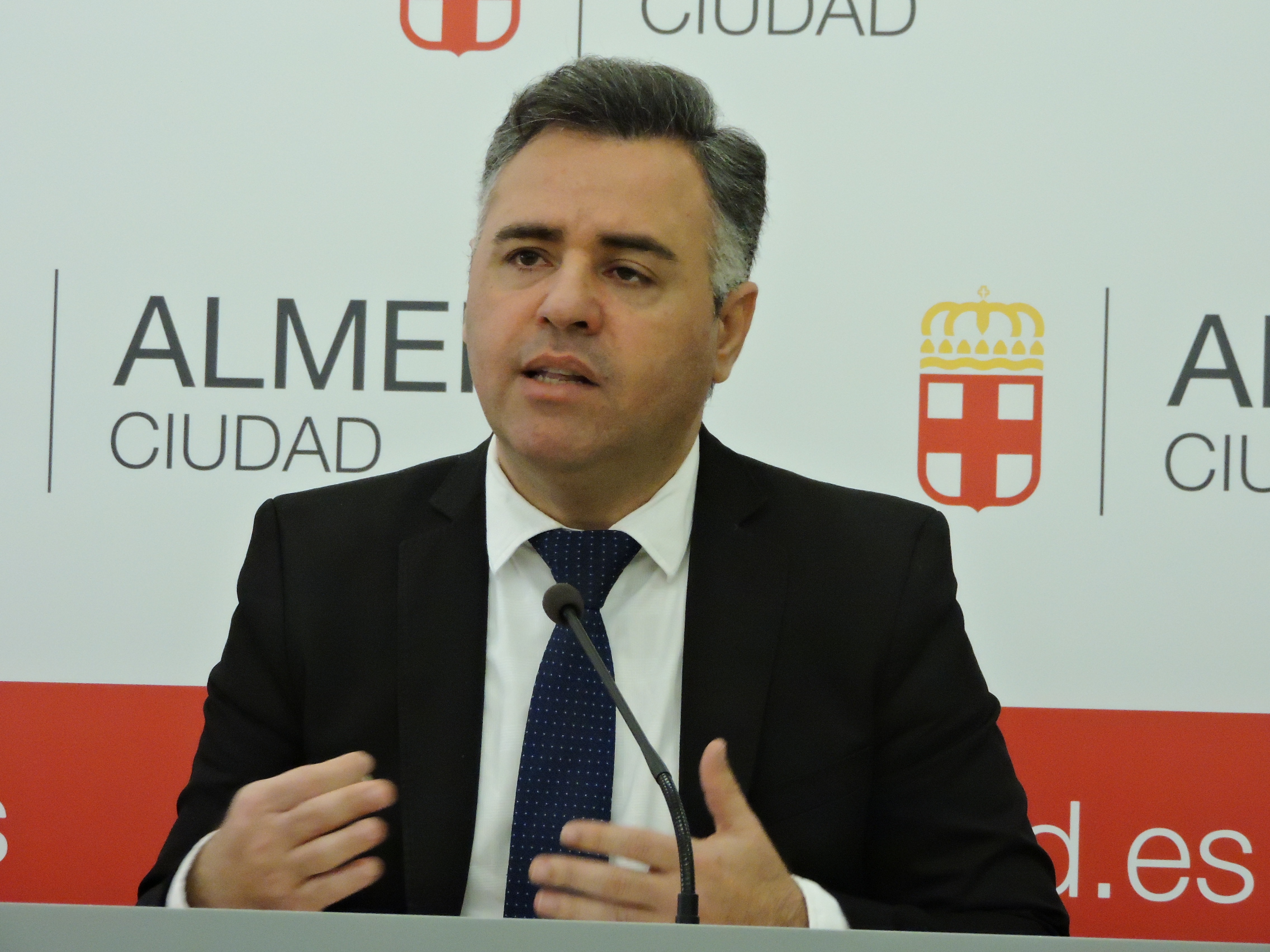 ALMERÍA. El PSOE sale en defensa de los  niños y niñas en situación vulnerable y exige a la alcaldesa la creación de una comisión contra el absentismo