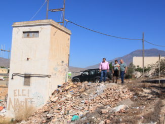 Maribel Carrión y José Miguel Alarcón junto a uno de los vecinos afectados en este vertedero incontrolado en La Loma (2)