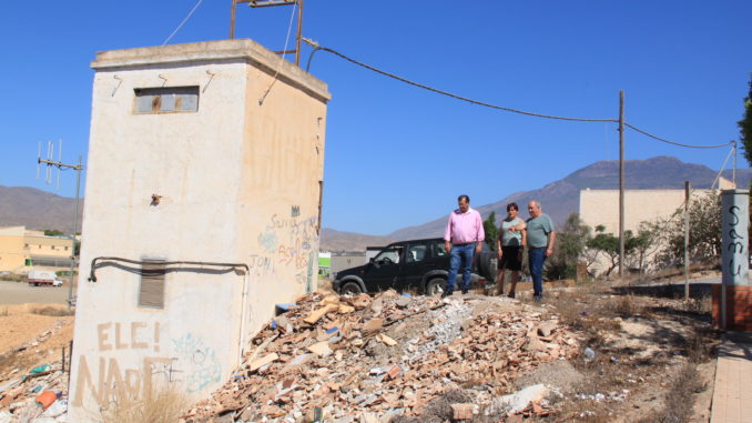 Maribel Carrión y José Miguel Alarcón junto a uno de los vecinos afectados en este vertedero incontrolado en La Loma (2)