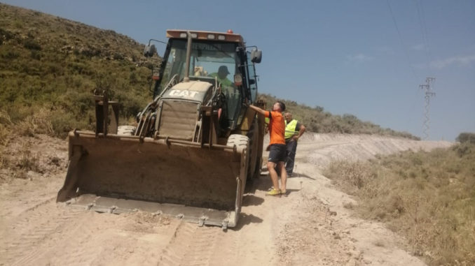 220907 José Manuel Montero realiza una visita a los trabajos en un camino rural de Fuente Victoria