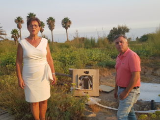 La portavoz del PSOE en el Ayuntamiento de Almería, Adriana Valverde, junto al concejal, Antonio Ruano, en El Toyo