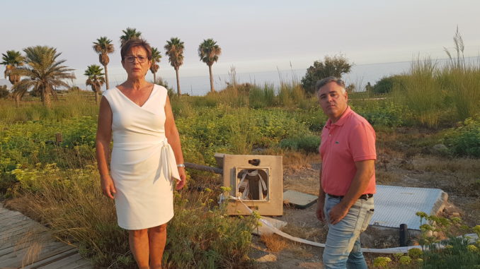 La portavoz del PSOE en el Ayuntamiento de Almería, Adriana Valverde, junto al concejal, Antonio Ruano, en El Toyo