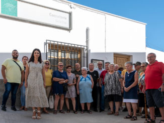 Noemí Cruz, junto a representantes socialistas y vecinos en el centro de salud de Santa Cruz de Marchena