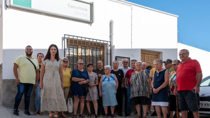 Noemí Cruz, junto a representantes socialistas y vecinos en el centro de salud de Santa Cruz de Marchena