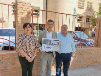 220920-Foto-PSOE-Maribel-Carrión,-José-Juis-Sánchez-Teruel-y-Manolo-García-en-la-puerta-del-IES-Fuente-Nueva-de-El-Ejido