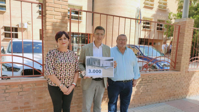 220920-Foto-PSOE-Maribel-Carrión,-José-Juis-Sánchez-Teruel-y-Manolo-García-en-la-puerta-del-IES-Fuente-Nueva-de-El-Ejido