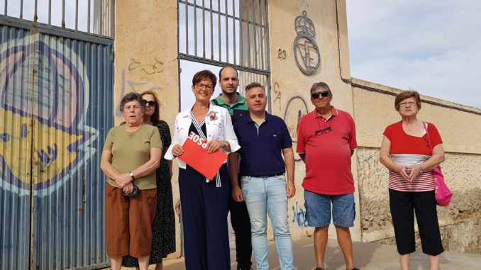 Adriana Valverde y Antonio Ruano con vecinos Cañada