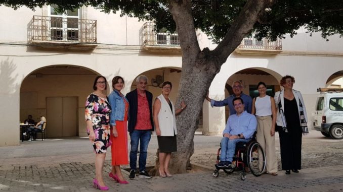 Los socialistas almerienses junto a los ficus de la Plaza Vieja