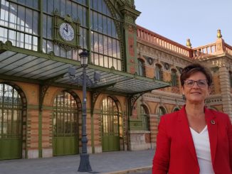 Adriana Valverde junto a la estación