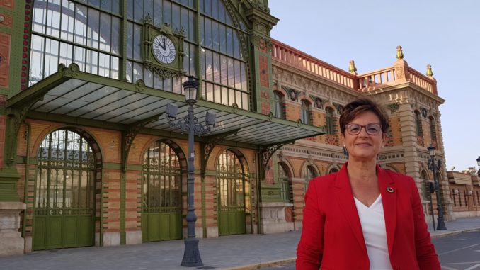 Adriana Valverde junto a la estación