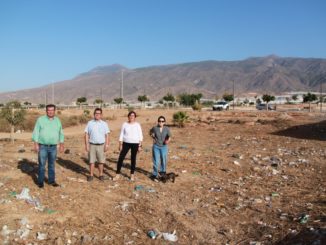 José Miguel Alarcón y Maribel Carrión, junto a vecinos de Santa María del Águila en los solares afectados (1)