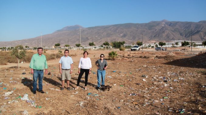 José Miguel Alarcón y Maribel Carrión, junto a vecinos de Santa María del Águila en los solares afectados (1)