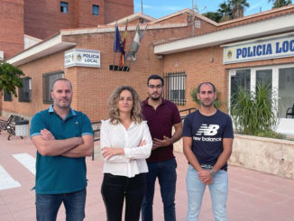 221026 Foto PSOE Dirigentes socialistas de Albox junto al cuartel de la Policía Local del municipio